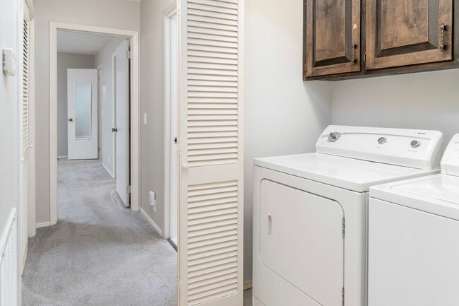 Building Photo - 2 Bedroom, 2 Bath Home on a wooded lot in ...