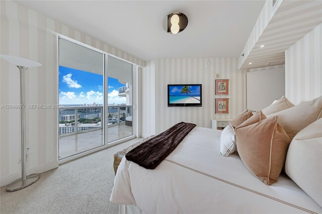 Building Photo - 17201 Collins Ave