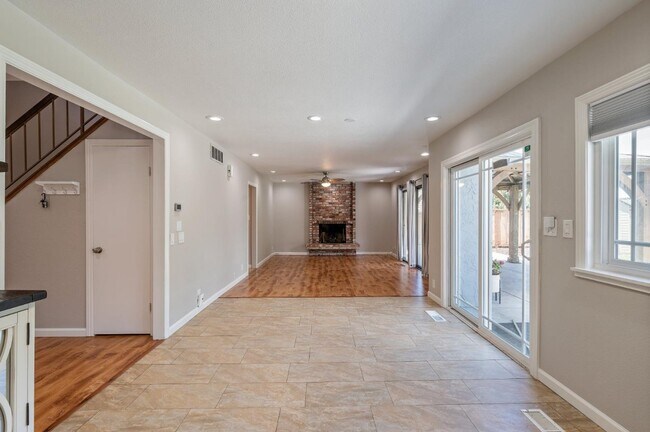 Building Photo - 3661 Slopeview Dr