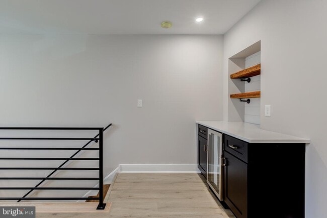 Building Photo - 369 E Hector St