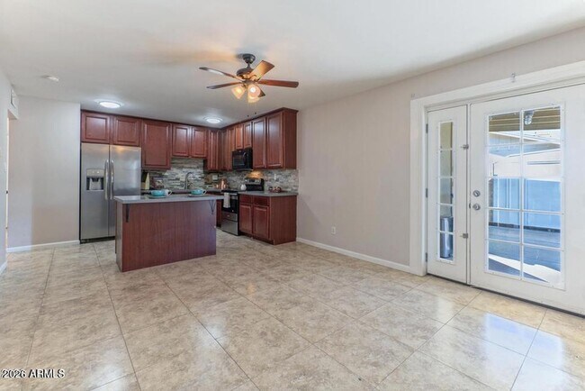 Building Photo - 1611 E El Parque Dr