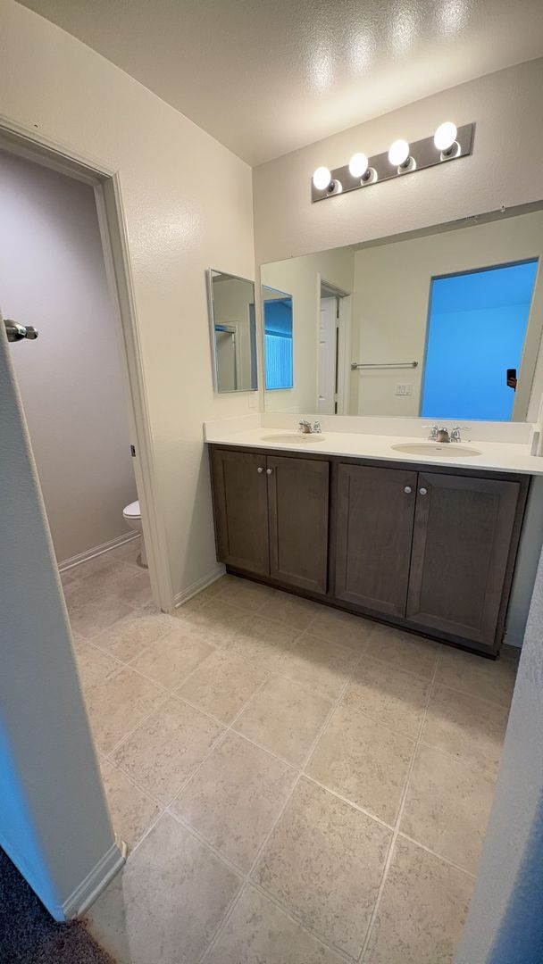 Building Photo - 4 BEDROOM, 3 BATH VICTORVILLE HOME