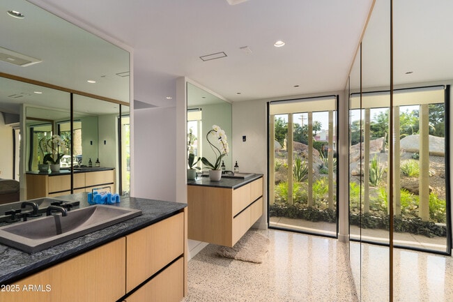 Building Photo - 5311 E Mitchell Dr