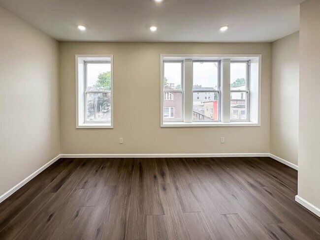 Building Photo - 565 West Side Ave