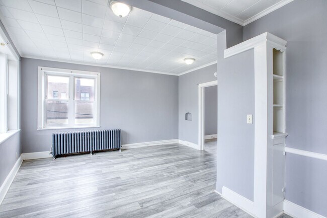 Building Photo - Oversized 3 Bedroom 1 Bathroom in Blackrock Neighborhood