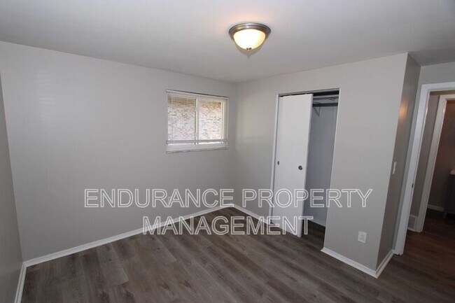 Building Photo - 2131 Kensington Dr