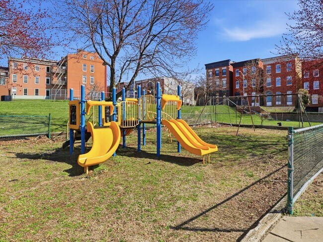 Building Photo - Charming Spacious Baltimore Rowhome