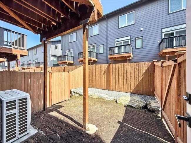 Building Photo - Charming 3-Bedroom Townhome with Modern Am...