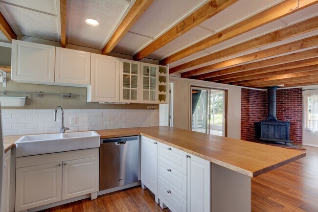 Building Photo - 2 Bed 2 Bath Country Home with Penn Cove View on 2.5 Acres