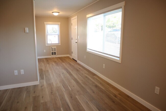 Building Photo - r1500VDuplex