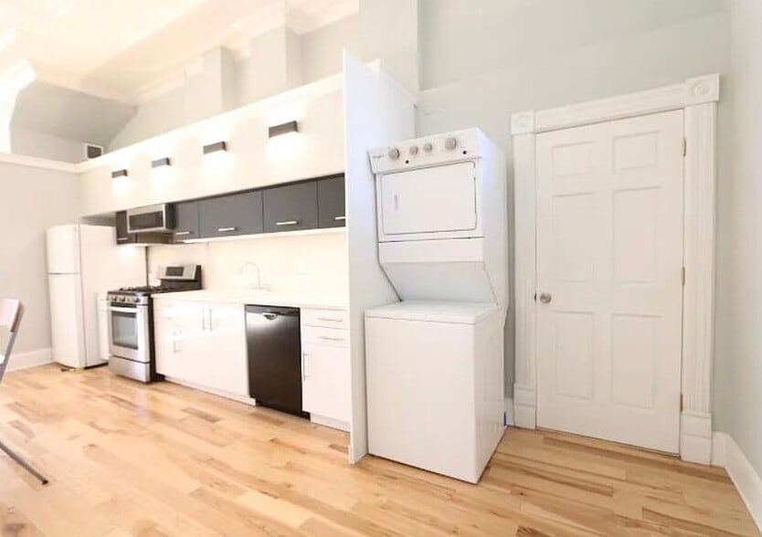 Building Photo - 1316 W Erie St