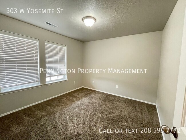 Building Photo - 303 W Yosemite St