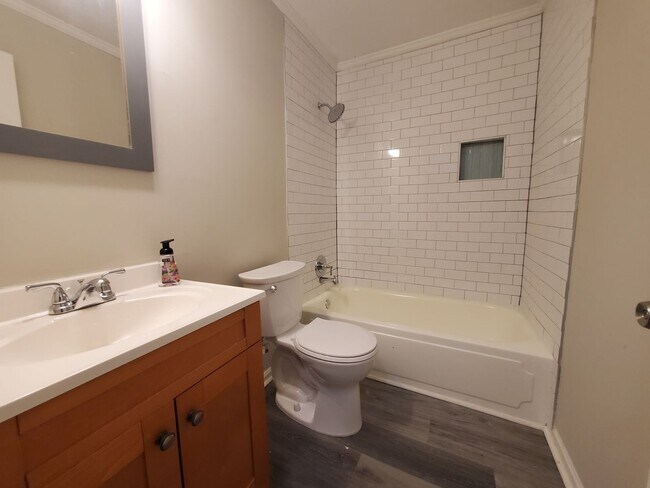 Building Photo - Welcome home to this inviting 2-bedroom, 1-bath condo in the desirable Norgate Manor