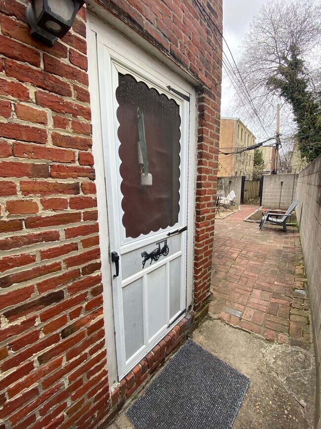 Building Photo - 115 League St