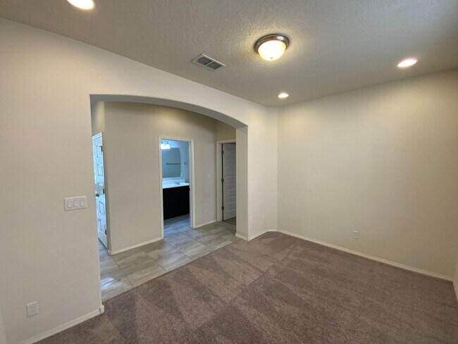 Building Photo - Beautiful 3 Bedroom Plus Office Recent Con...