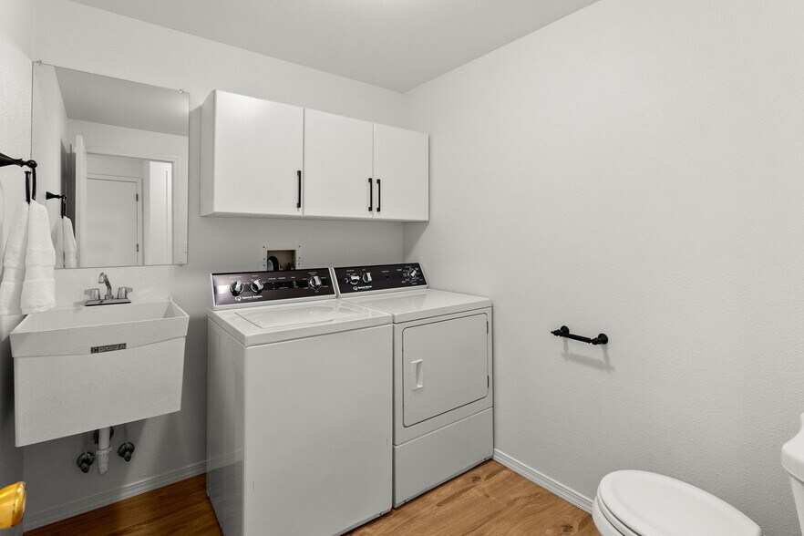 Building Photo - 1102 Irving St SW