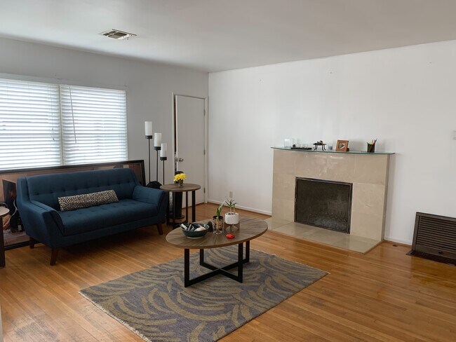 Building Photo - 8305 Colegio Dr