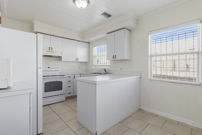 Building Photo - 1901 W La Salle St