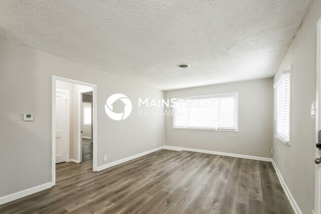 Building Photo - 2 Bedroom Pet-Friendly Home in Indianapolis, IN with Main Street Renewal