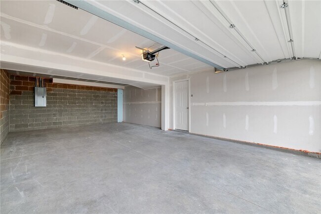 Building Photo - 2858 Canterbury Dr