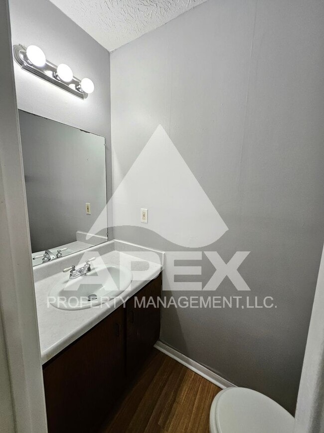 Building Photo - Convenient 2 Bd-1.5 Townhouse in WEST KNOX...