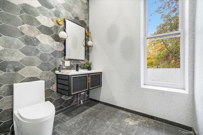 Building Photo - 260 W Main St