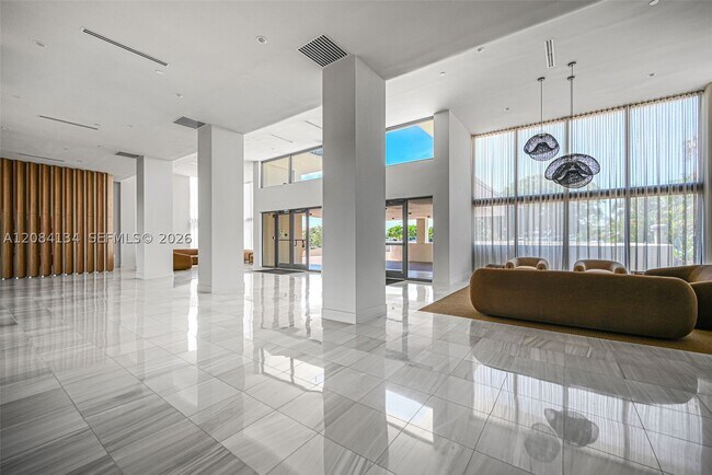 Building Photo - 801 N Venetian Dr