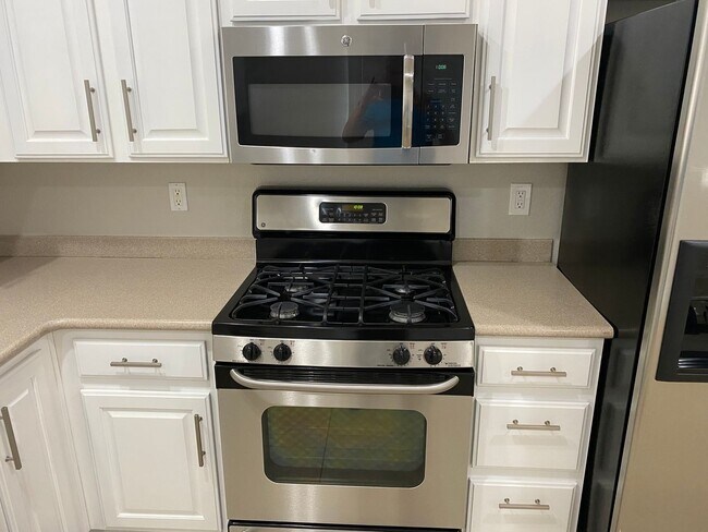 Building Photo - NW!!! 4 bedrooms!!! Pool and Spa!!! All ti...