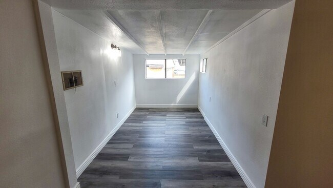 Building Photo - Large 3 Bedroom 2 Bath House!