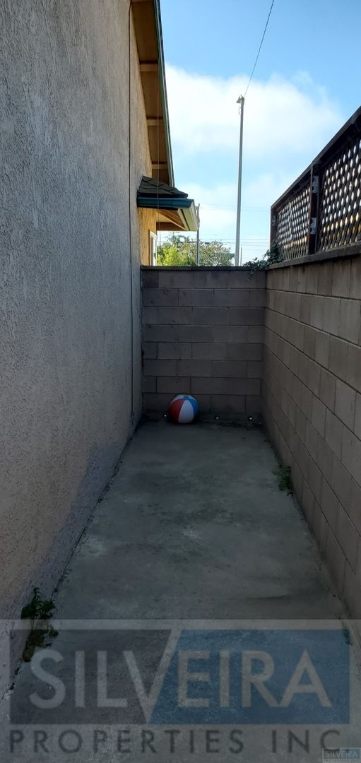 Building Photo - 1642 N Russell Ave