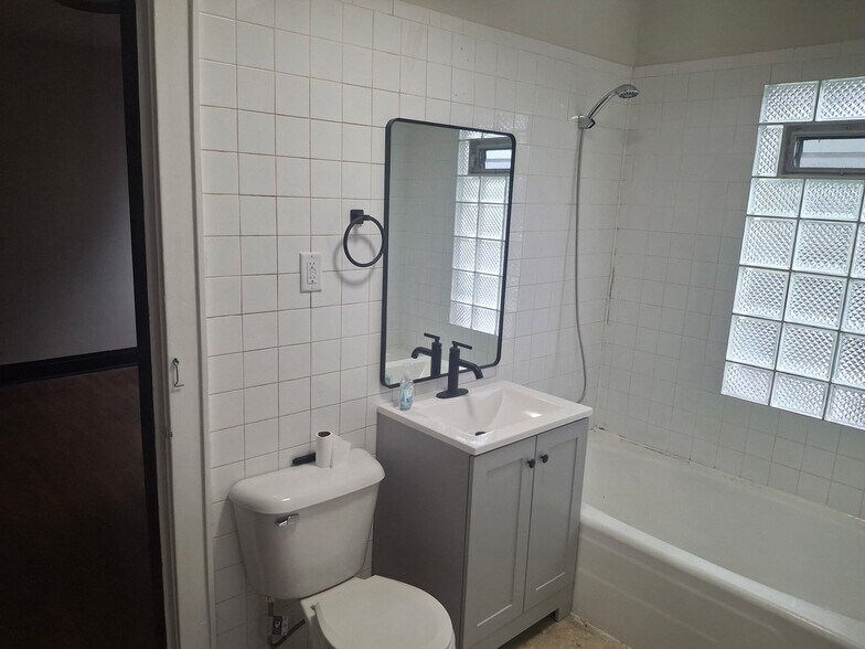 Building Photo - 306 N 71st St