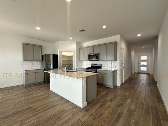 Building Photo - 11112 S Weismann Dr
