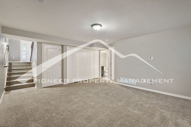 Building Photo - Stylish Townhouse 2bed / 2bath, 2 car gara...