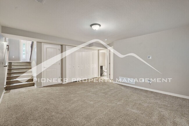 Building Photo - Stylish Townhouse 2bed / 2bath, 2 car garage and AC in Gated Community Near Powers Corridor
