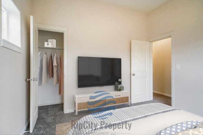 Building Photo - 1090 SW 170th Ave