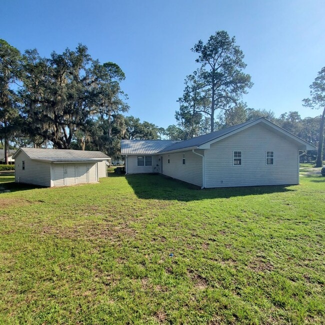 Building Photo - Charming 3-Bedroom Home on 1 Acre with Spacious Garage and Screened-In Porch
