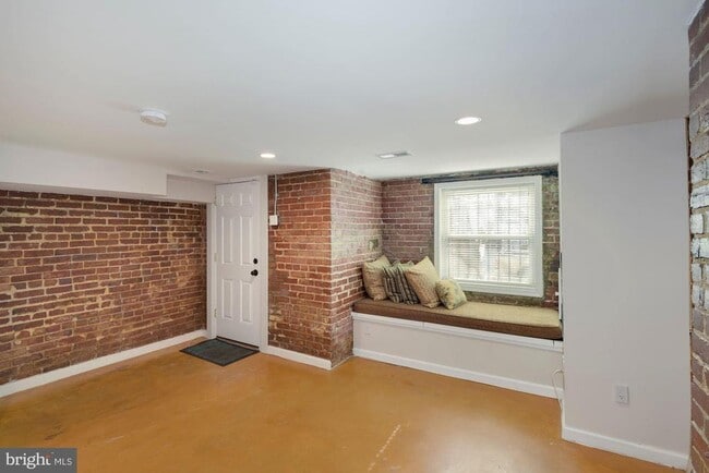 Building Photo - 2721 Ontario Rd NW