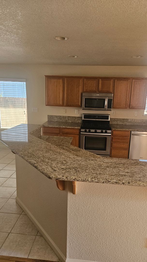 Building Photo - 4 Bedroom 2 bath Large home available Now!