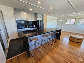 Building Photo - 3-Beds, 1.5-Bath Apartment with One tandem...