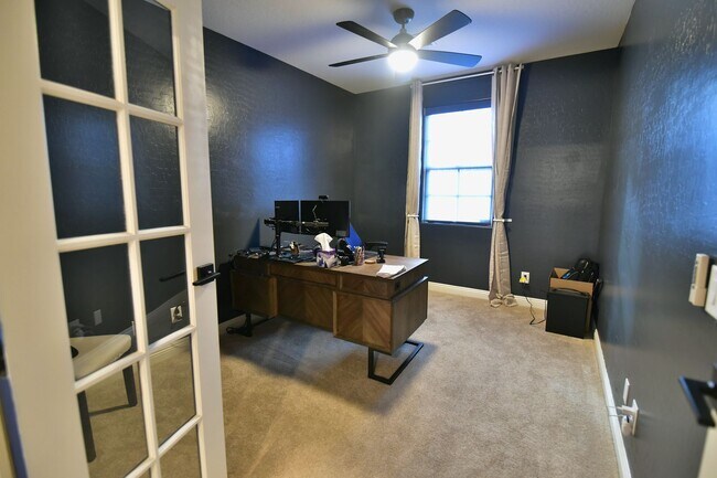 Building Photo - Gorgeous 3bed / 2.5bath home located in Tuscany!