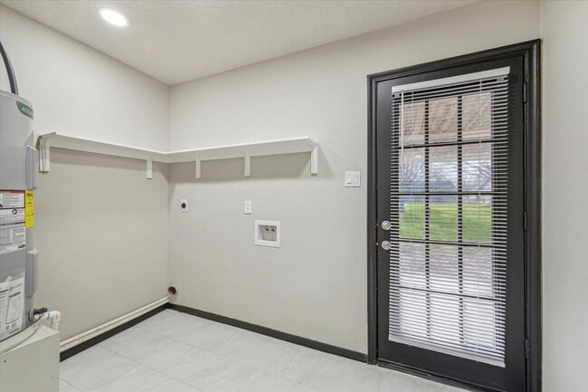 Building Photo - 412 Lyndale Dr