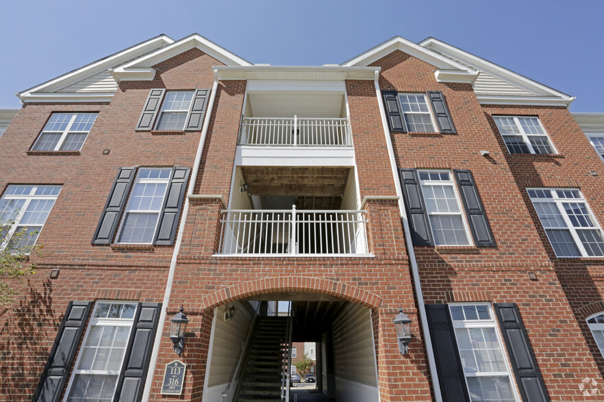 Building - Capstone Quarters