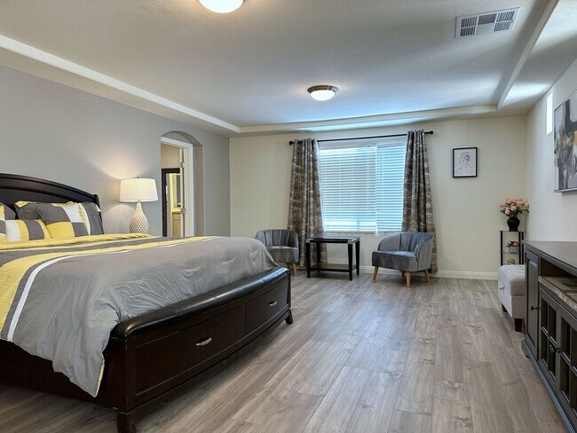 Building Photo - 4Bdrm/2.5bath Single Family Home - Fully Furnished