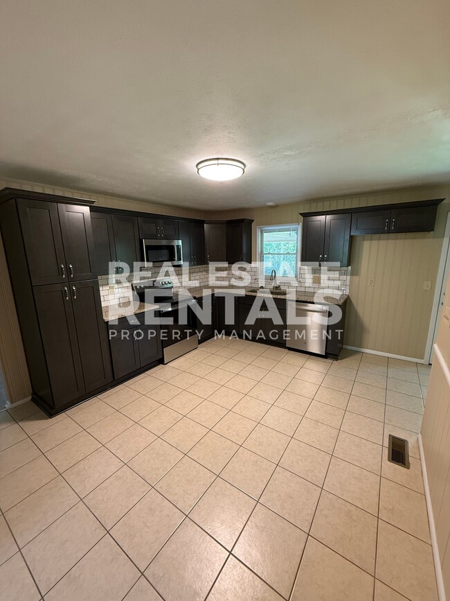Building Photo - 120 S Hawk Dr