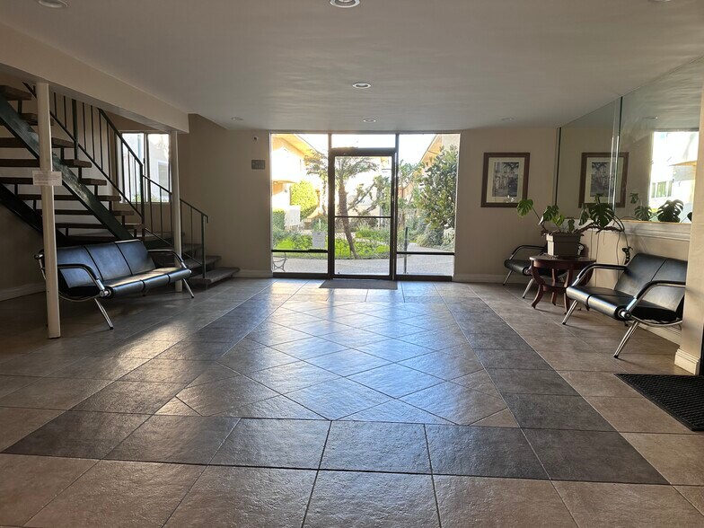 Building Photo - 5328 Newcastle Ave