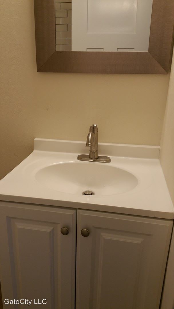 Building Photo - 1535 N Van Buren St