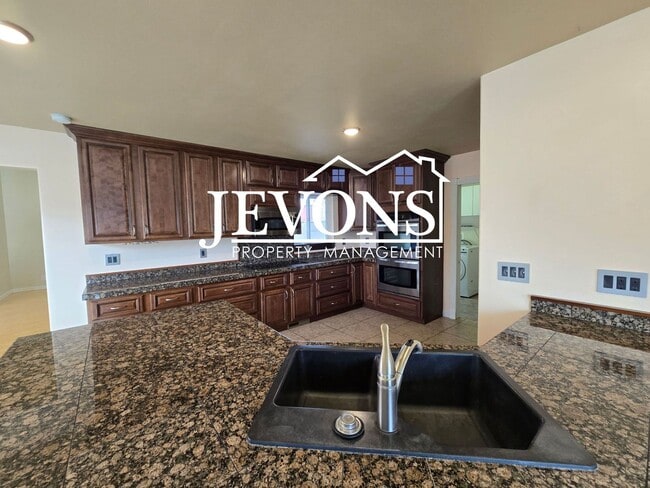 Building Photo - Move-in Special: $500 off your first month’s rent. Cozy 4-bedroom home with a fully equipped kitc...