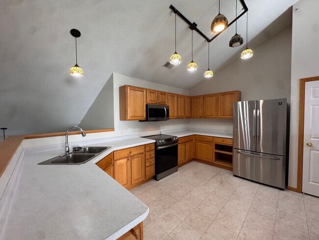 Building Photo - Luxurious 3 Bedroom, 2 Bathroom GORGEOUS townhome!