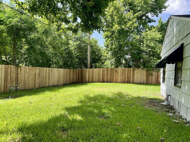 Building Photo - 9529 Chesterfield Dr
