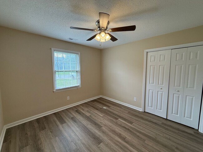 Building Photo - 2 bedroom, 2 bath Duplex